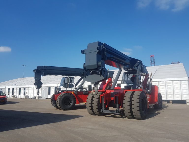 June 2018: Reachstackers with 60T Lifting Hooks for ALE